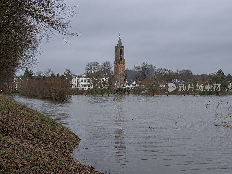 荷兰- 2023年12月30日，阿隆根:下莱茵河淹没平原中的教堂